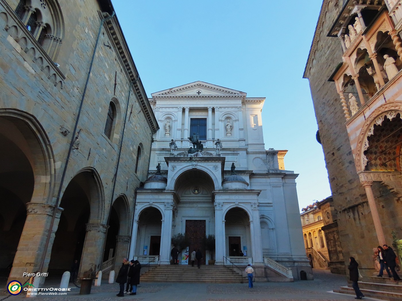 56 Duomo tra Palazzo della Ragione e Santa Maria Maggiore.JPG